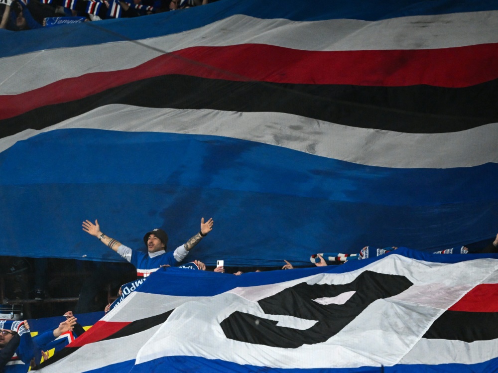 Fans müssen in Genua draußen bleiben (Foto: AFP/SID/ANDREAS SOLARO)