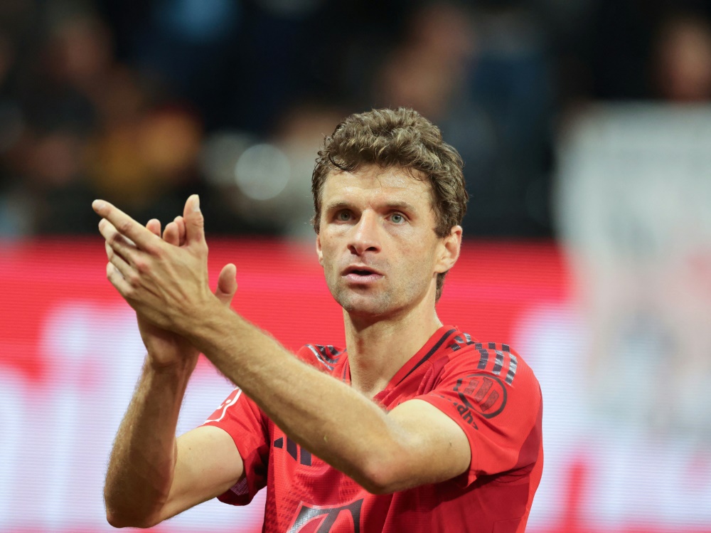 Applaus für den neuen Bayern-Fußball: Thomas Müller (Foto: AFP/SID/DANIEL ROLAND)