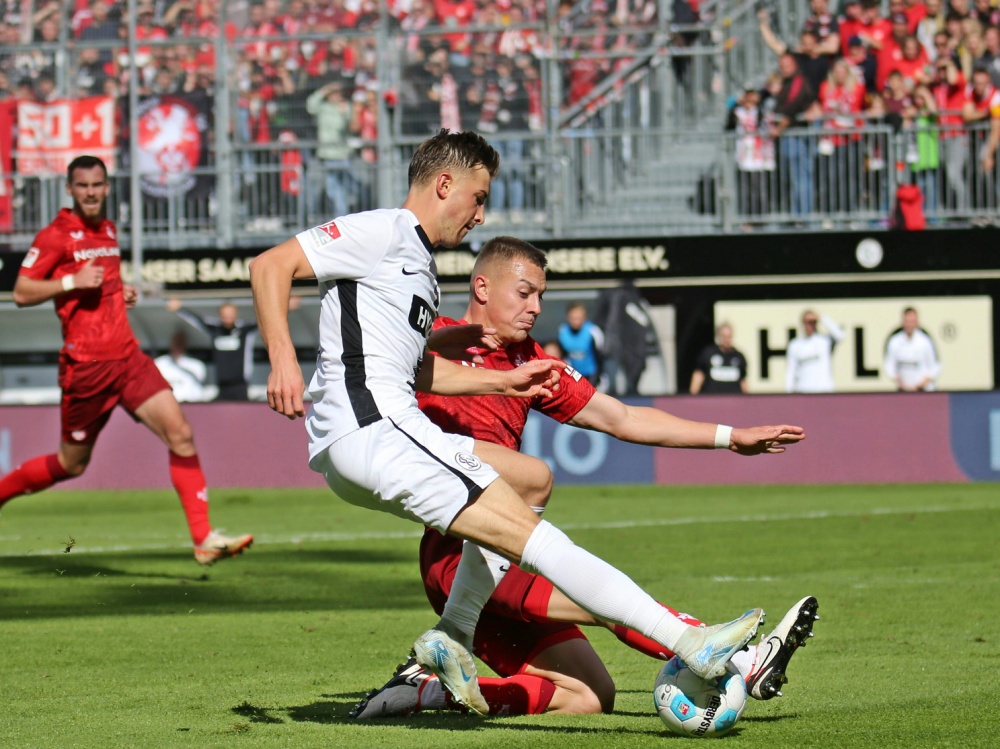 Kampf um den Ball: Lauterns Filip Kaloc (hinten) gegen Lukas Petkov (Foto: IMAGO/Steven Mohr/IMAGO/Steven Mohr/SID/IMAGO/Steven Mohr)