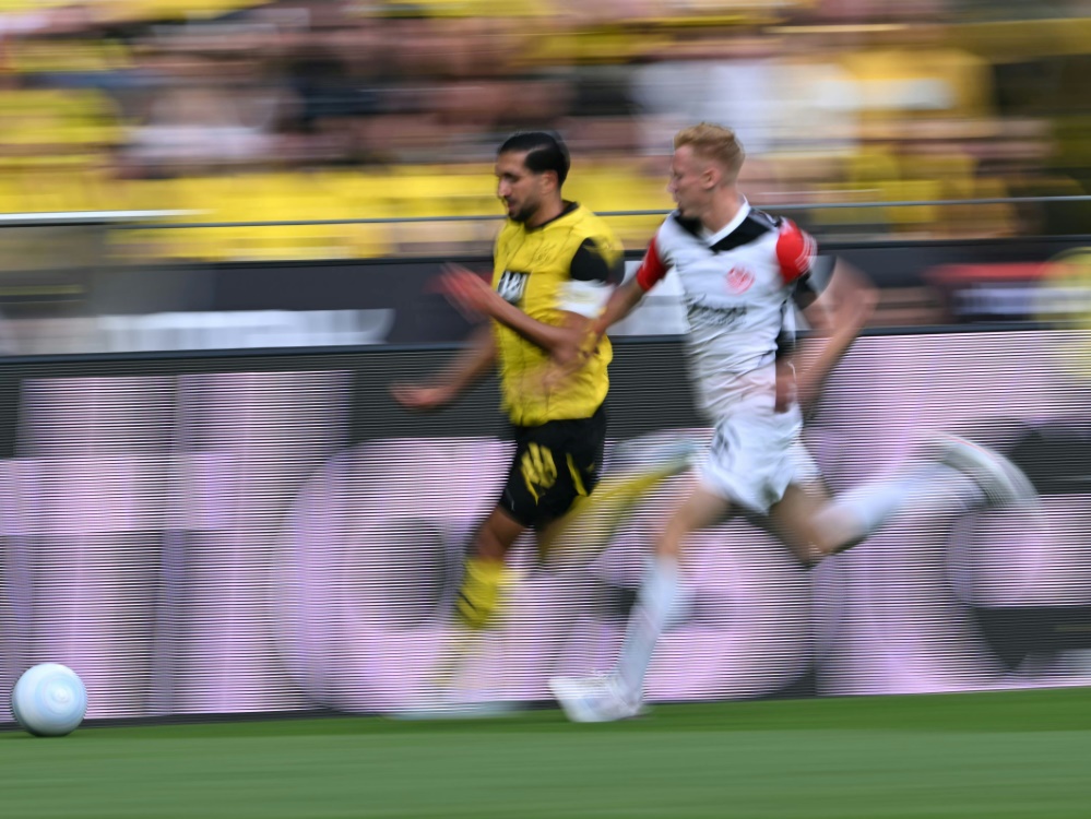 Soll noch lange Bälle für die Eintracht jagen: Hugo Larsson (r.) (Foto: AFP/SID/INA FASSBENDER)