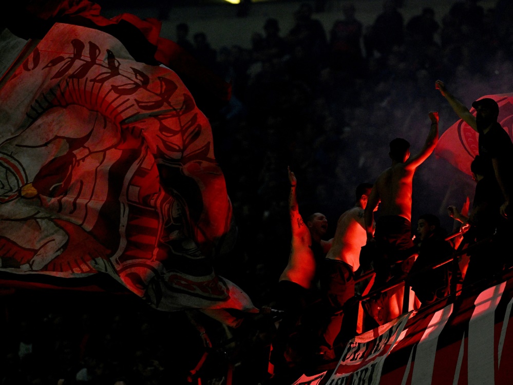 Milan-Ultras in San Siro (Foto: AFP/SID/GABRIEL BOUYS)