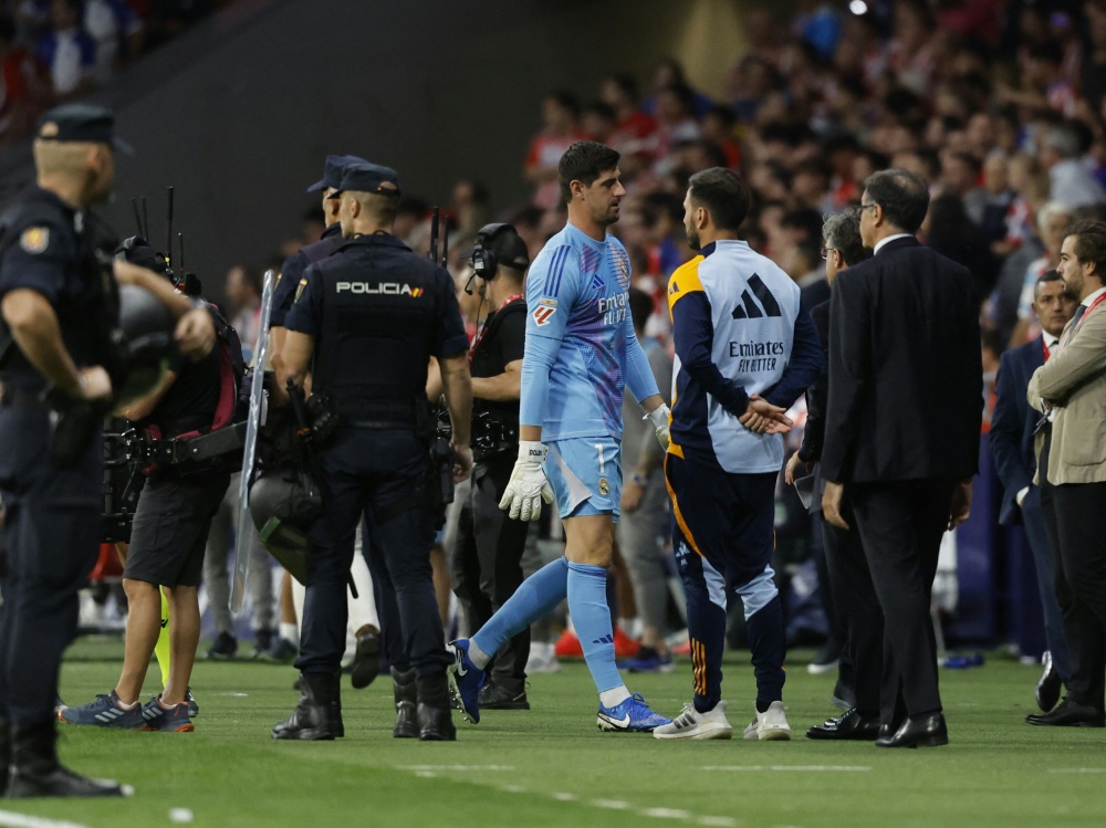 Polizeischutz für Real-Keeper Thibaut Courtois (Foto: AFP/SID/OSCAR DEL POZO)