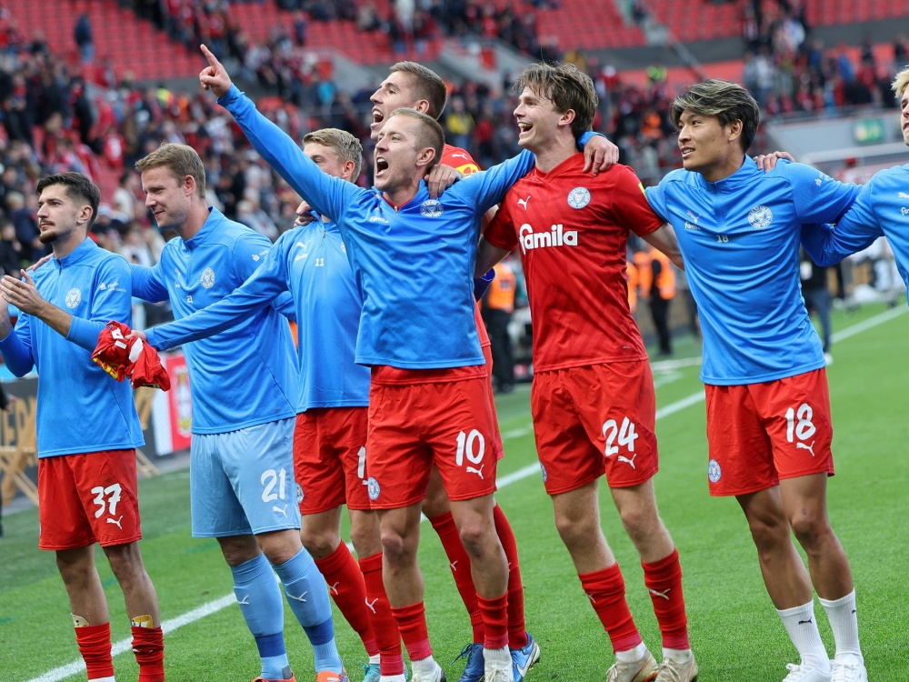 Die Kieler feiern den Punktgewinn (Foto: IMAGO/Nordphoto/IMAGO/Nordphoto/SID/IMAGO/nordphoto GmbH / Meuter)