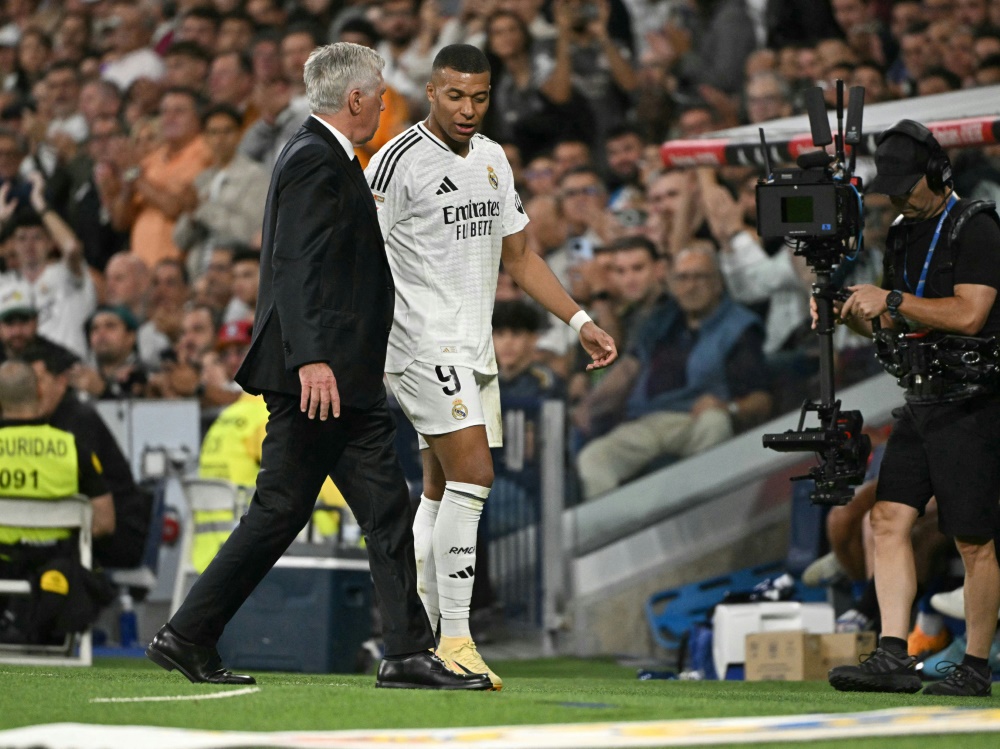 Ancelotti (l.) setzt auf Mbappe (Foto: AFP/SID/JAVIER SORIANO)