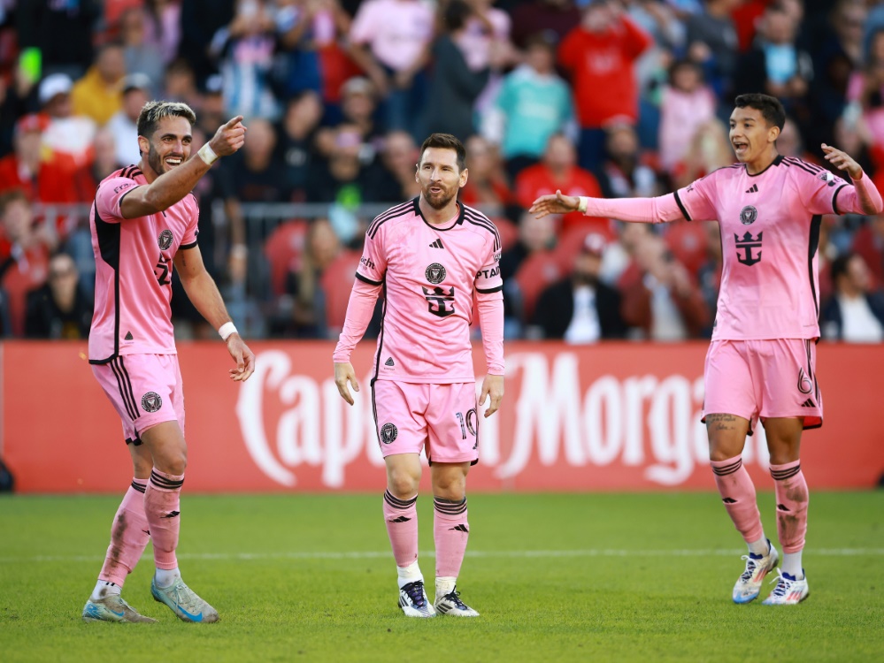 Messi (M.) feiert den nächsten Sieg (Foto: AFP/GETTYIMAGES /SID/Vaughn Ridley)