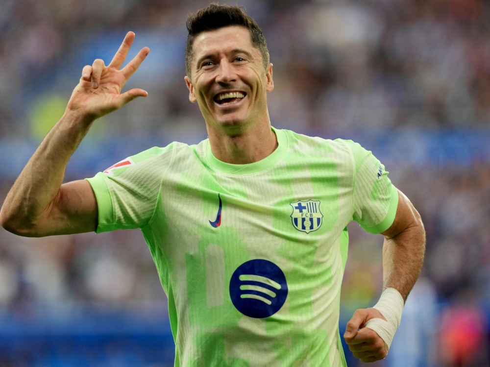 Seht her, drei Tore: Robert Lewandowski (Foto: AFP/SID/CESAR MANSO)