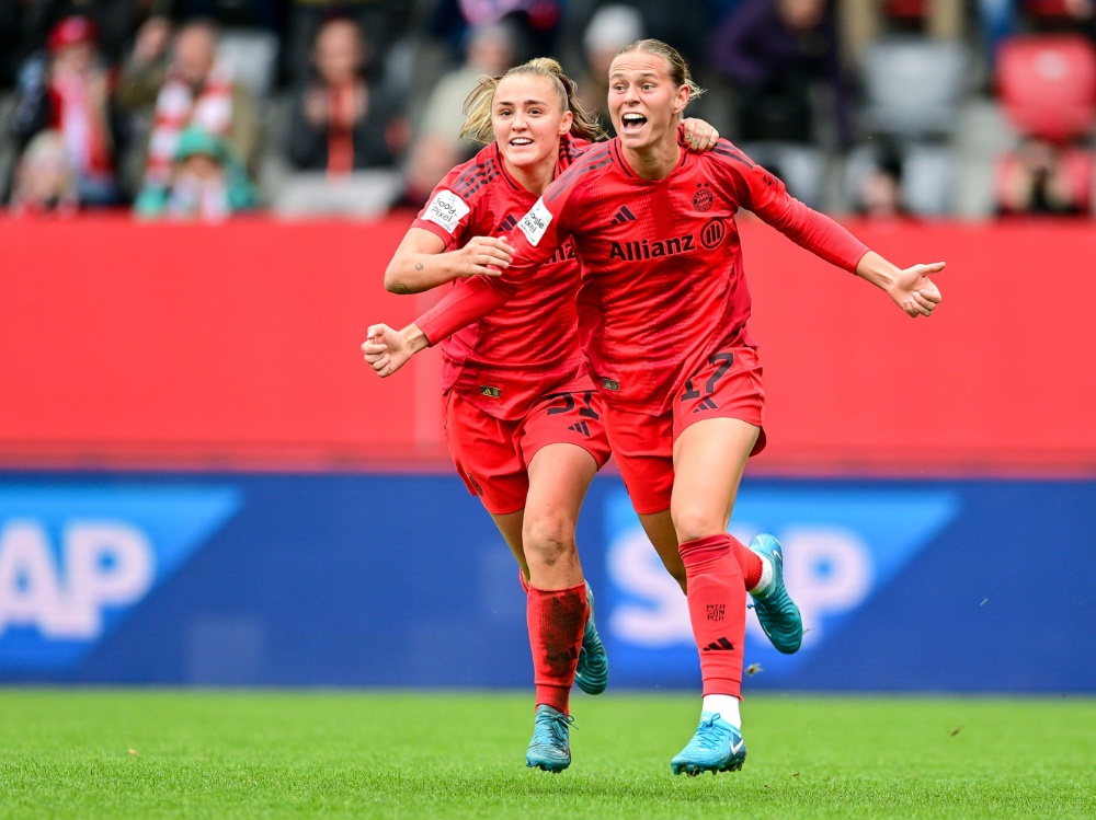 Klara Bühl (r.) trifft zur Entscheidung für den FCB (Foto: IMAGO/Sven Leifer/IMAGO/Sven Leifer/SID/IMAGO/Sven Leifer)