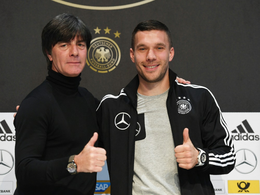 Wieder vereint: Joachim Löw (l.) und Lukas Podolski (Foto: AFP/SID/PATRIK STOLLARZ)