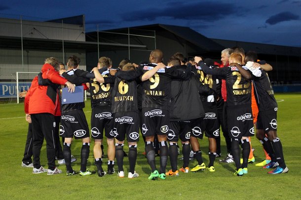 Die Mannschaft des LASK feiert den Meistertitel in der Regionalliga Mitte 2013/2014